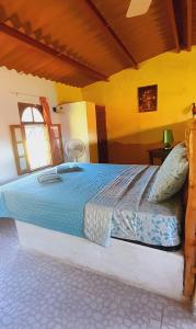 a bedroom with a large bed in a room at Cabañas DondeJosé in Valle de Anton