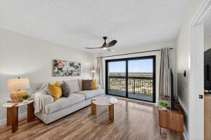 Ormond-by-the-SeaにあるNew Listing! Fully renovated with a sunset view, beachfront property with a heated poolのソファと大きな窓のあるリビングルーム