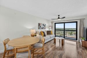 Ormond-by-the-SeaにあるNew Listing! Fully renovated with a sunset view, beachfront property with a heated poolのテーブルとソファのあるリビングルーム
