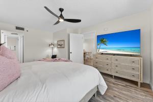 Ormond-by-the-SeaにあるNew Listing! Fully renovated with a sunset view, beachfront property with a heated poolの白いベッドルーム(ベッド1台、薄型テレビ付) +39枚の写真