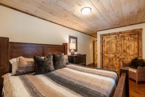 Katil atau katil-katil dalam bilik di Moosey Creek Lodge
