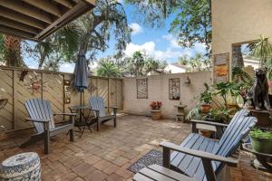 En terrasse eller udendørsområde på 2 Bedroom 2 Bath Club Villa