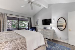 En eller flere senge i et værelse på 2 Bedroom 2 Bath Club Villa + 33 billeder