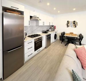 Le Chic 102 في بروكسل: مطبخ مع ثلاجة ستانلس ستيل وطاولة