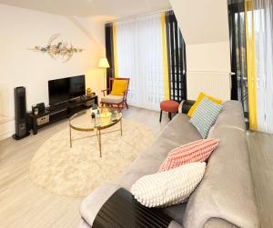 Le Chic 102 في بروكسل: غرفة معيشة بها أريكة وطاولة