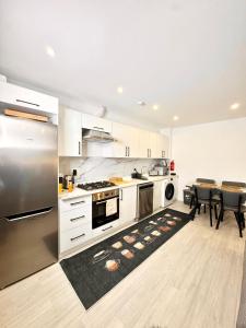 Le Chic 102 في بروكسل: مطبخ مع ثلاجة ستانلس ستيل وطاولة +12 صورة