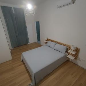 a bedroom with a white bed in a room at B&B Il Palazzo in Bassano Romano