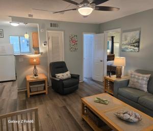 una sala de estar con un sofá y una mesa en Cozy island apartment, en Pompano Beach