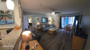 una sala de estar con un sofá y una mesa en Cozy island apartment, en Pompano Beach