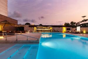 Bazén v ubytování Doubletree By Hilton Pointe-Noire City Centre nebo v jeho okolí