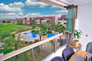 balcón con vistas a la piscina y al complejo en Prestigia, superbe appartement, vue sur golf, piscine et Atlas, en Marrakech 38 fotos más
