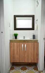 a bathroom with a sink and a mirror at 12 Céntrico y Confortable apto Casa Doña Yola in Cartagena de Indias