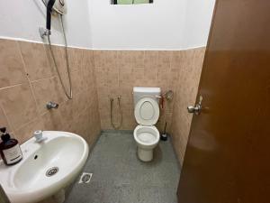 ein Badezimmer mit Toilette und Waschbecken in der Unterkunft Willow Whisper 3 ROOMS by EZYHOME MELAKA in Ayer Keroh + 5 Fotos
