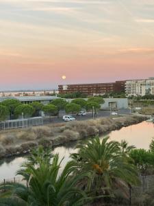 a sunset view of a parking lot and buildings at Studio belle vue in Sète