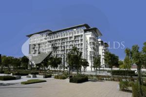 un revestimiento de un gran edificio blanco en Bloomfileds Memorable 2br Duplex Masdar City, en Abu Dhabi Intl