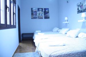 Łóżko lub łóżka w pokoju w obiekcie Casa Sevilla Nervión-Centro