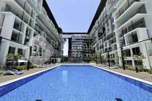 una piscina vacía en el medio de un edificio en Bloomfileds Memorable 2br Duplex Masdar City, en Abu Dhabi Intl