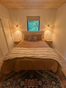 a bedroom with a large bed with two lamps at Slopehaus in Rhododendron +20 photos