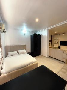 Una cama o camas en una habitación de Cozy 1-BDR - Free Wi-Fi & Mins DRV to Airport