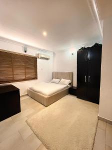 Una cama o camas en una habitación de Cozy 1-BDR - Free Wi-Fi & Mins DRV to Airport