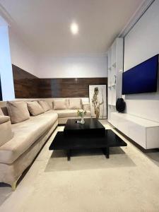 Un lugar para sentarse en Cozy 1-BDR - Free Wi-Fi & Mins DRV to Airport