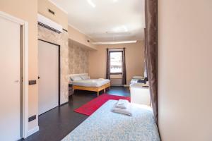 a living room with a bed and a bathroom at the central house piacenza in Piacenza