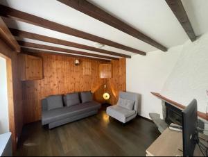 a living room with a couch and a chair at Casa Angelica in Quinto