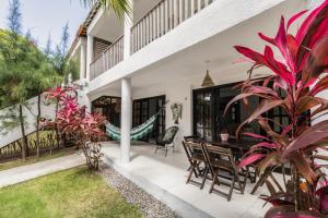 ピパにあるCond Vista Hermosa - Casas 2 quartos by Pipa Centroのパティオ(テーブル、椅子、植物付)