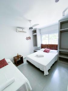 ピパにあるCond Vista Hermosa - Casas 2 quartos by Pipa Centroのベッド2台と窓のある寝室