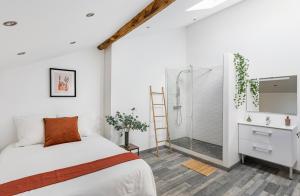 a white bedroom with a bed and a shower at Le Rooftop Loft premium 3 chambres avec terrasse & parking en centre-ville de Saint-Étienne in Saint-Étienne
