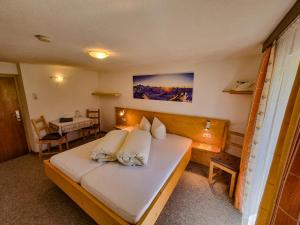 Una cama o camas en una habitación de Haus Bergheim