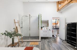a bathroom with a shower and a sink at Le Rooftop Loft premium 3 chambres avec terrasse & parking en centre-ville de Saint-Étienne in Saint-Étienne +20 photos