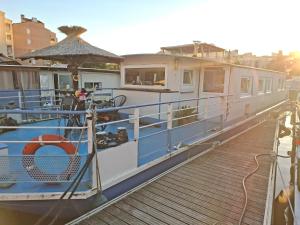 a boat is docked at a dock at bateau Escapade in Ramonville-Saint-Agne