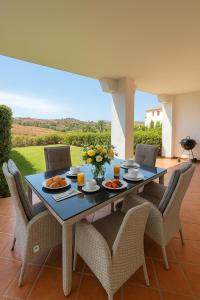 einen Esstisch mit Stühlen und Essen darauf in der Unterkunft Delicate child friendly ground floor apartment in Mijas Costa