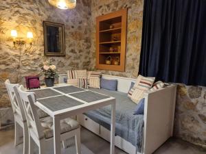 a room with a bed and a table and chairs at Apartment Rustico in Ancient Epidavros