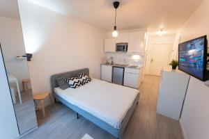 a small room with a bed and a kitchen at Studio à Disneyland Paris in Coupvray