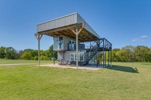 Ảnh trong thư viện ảnh của One-of-a-Kind Container Home on Mount Vernon Farm! ở Mount Vernon