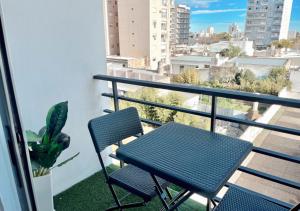Una mesa y sillas en un balcón con vista. en Güemes en el centro de Bahía - Amenities, en Bahía Blanca