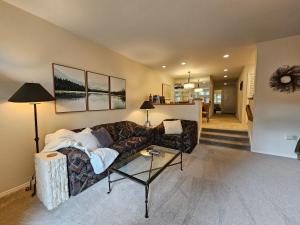 un soggiorno con un divano e un tavolo di Delightful McCloud condo a Incline Village