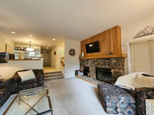 un soggiorno con divano e camino di Delightful McCloud condo a Incline Village
