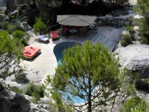 a model of a backyard with a table and chairs at Le Sabel - Cabanon in Mourèze +11 photos