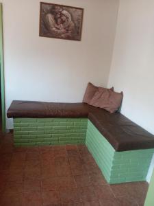 a bench in the corner of a room at Hospedagem e Pousada Cachoeira Paulista in Cachoeira Paulista