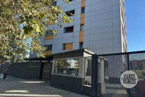 Budova, kde se apartmán nachází + 2 fotografie