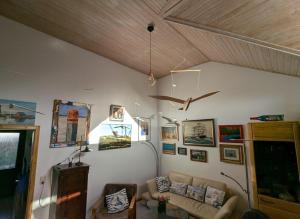 a living room with a couch and a ceiling at Godetied in Hollern