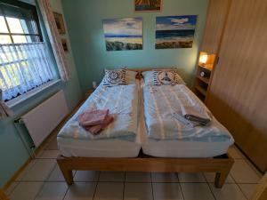 a bedroom with two beds with towels on them at Godetied in Hollern