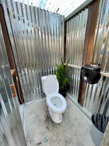 ロッブリーにあるมีสุข ฟาร์มสเตย์のバスルーム(フェンス内のトイレ付)