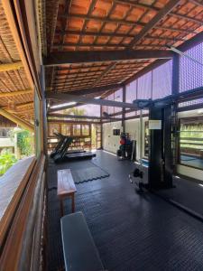 Un gimnasio con un banco y una mesa en una habitación. en Solar Pipa by Pipa Centro, en Pipa
