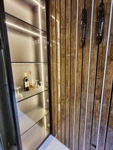 ein Glaskühlschrank mit Weinflaschen darin in der Unterkunft Luxury 1bed guest house with private garden in Magodo in Magodo + 29 Fotos