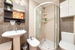 Un baño con inodoro, lavabo y ducha. en Acogedor apartamento en Gernika, en Guernica y Luno 36 fotos más