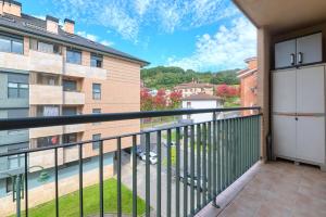 un balcón con vista a un edificio en Acogedor apartamento en Gernika, en Guernica y Luno